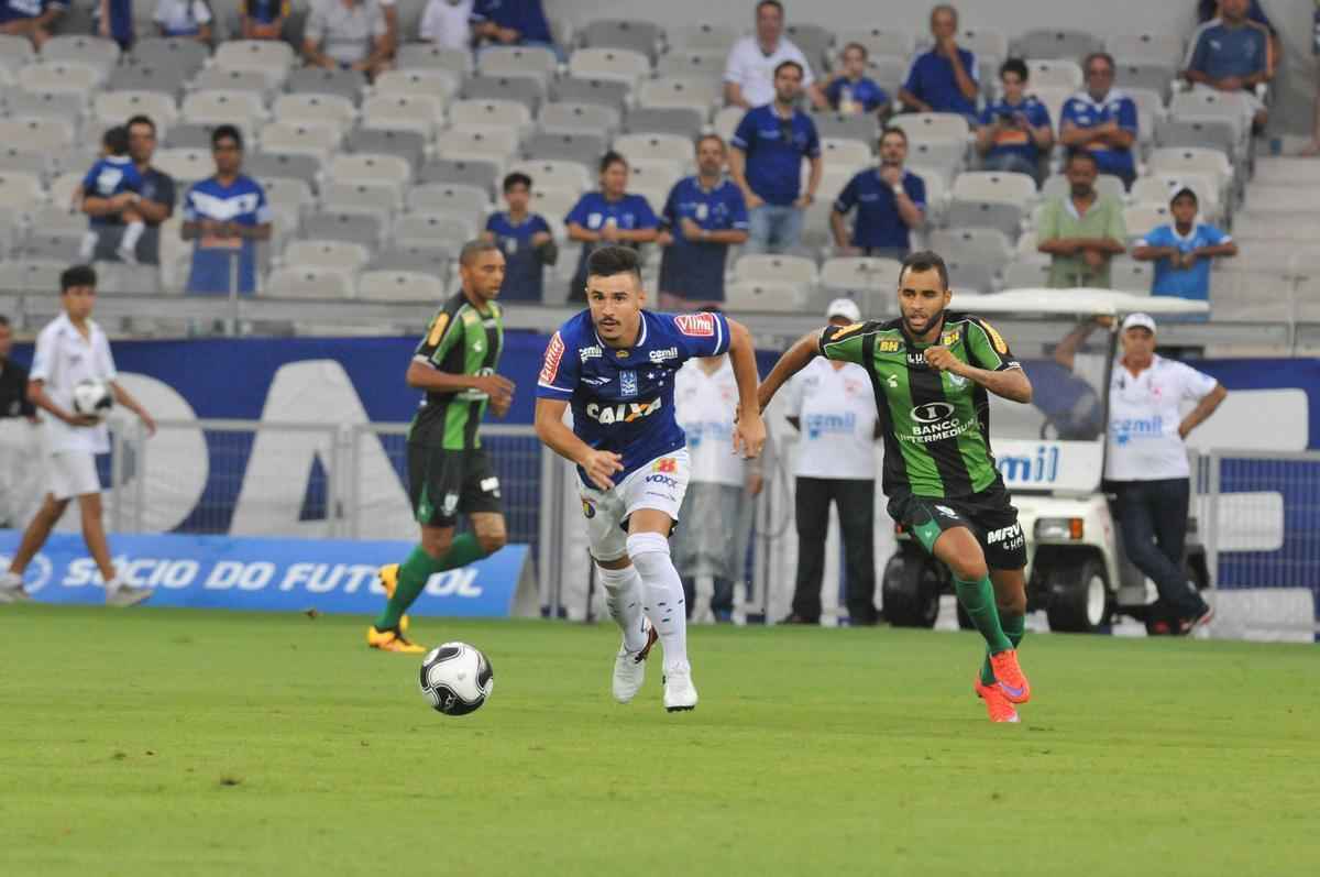Lances do primeiro tempo do clssico entre Cruzeiro e Amrica, no Mineiro, pelo Mineiro