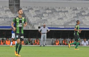 Lances do primeiro tempo do clssico entre Cruzeiro e Amrica, no Mineiro, pelo Mineiro