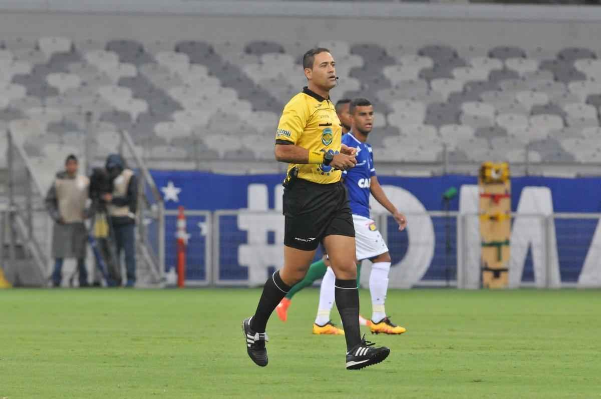 Cruzeiro e Amrica ficaram no empate, e permitiriam a chegada do Uberlndia  liderana