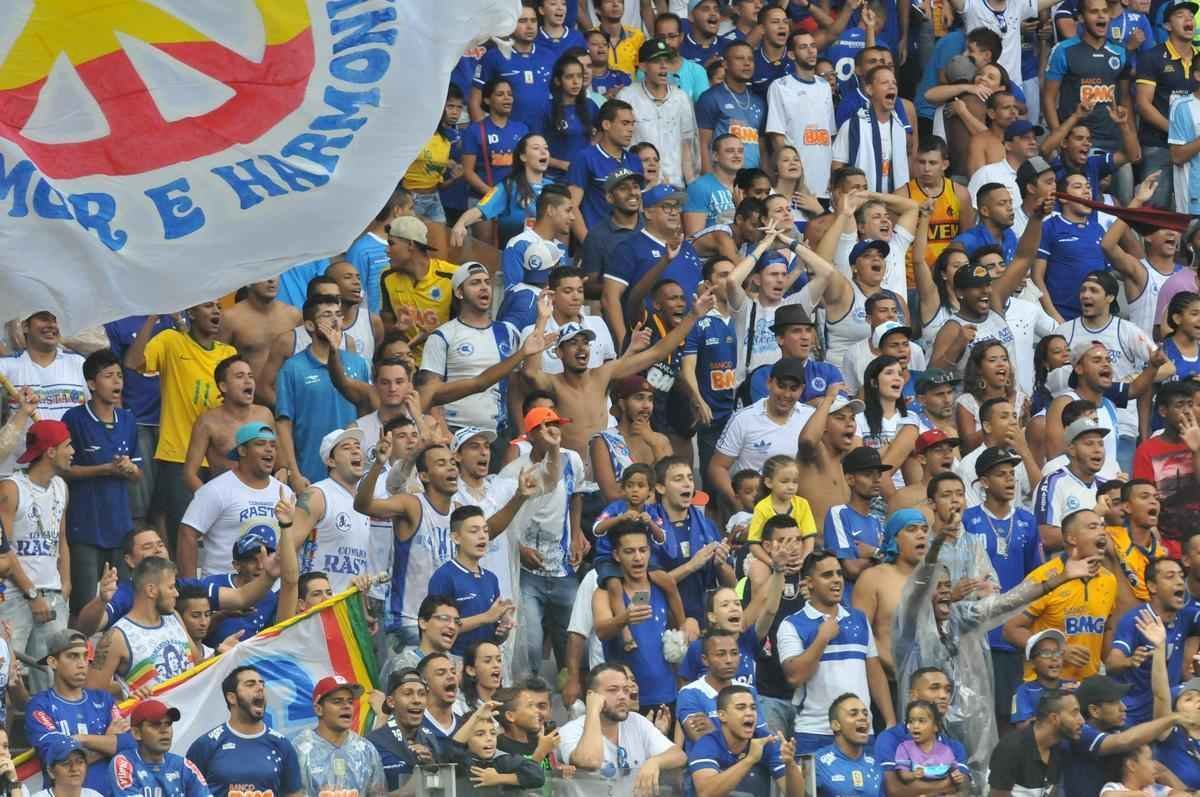Cruzeiro e Amrica ficaram no empate, e permitiriam a chegada do Uberlndia  liderana