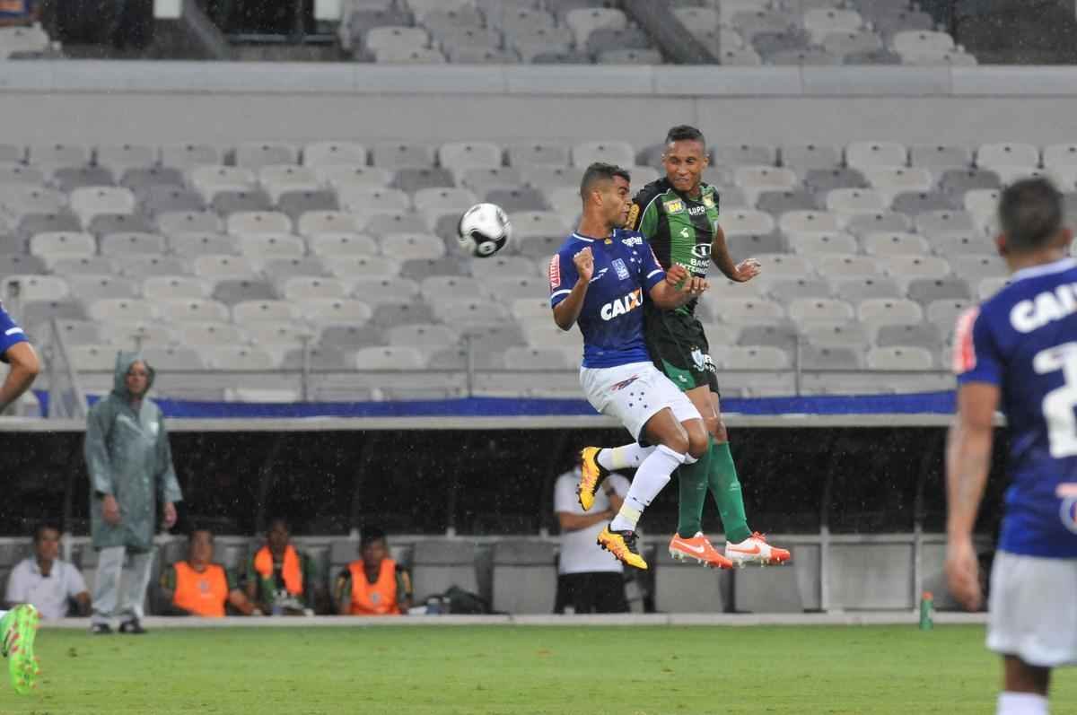 Cruzeiro e Amrica ficaram no empate, e permitiriam a chegada do Uberlndia  liderana