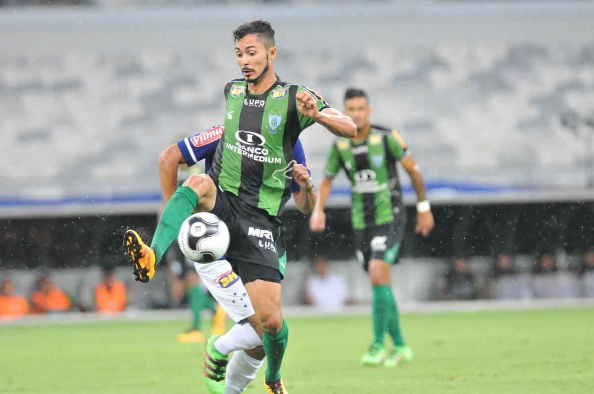 Cruzeiro e Amrica ficaram no empate, e permitiriam a chegada do Uberlndia  liderana