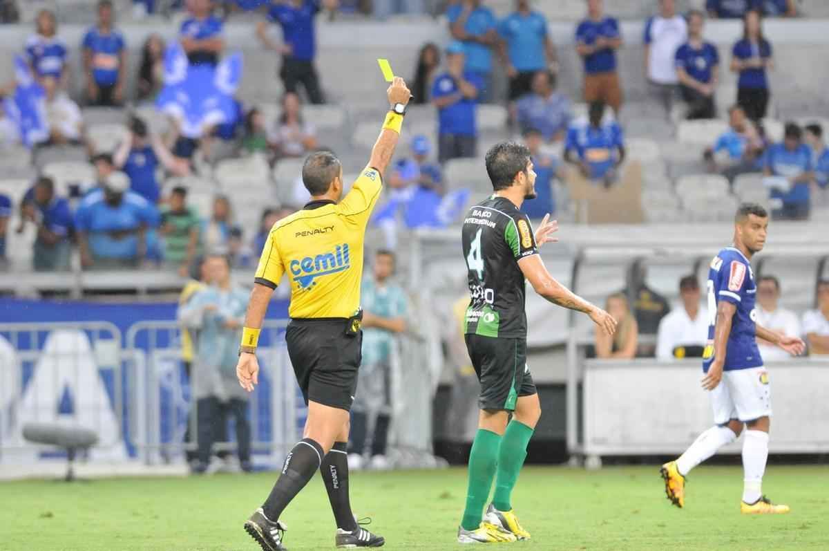 Cruzeiro e Amrica ficaram no empate, e permitiriam a chegada do Uberlndia  liderana