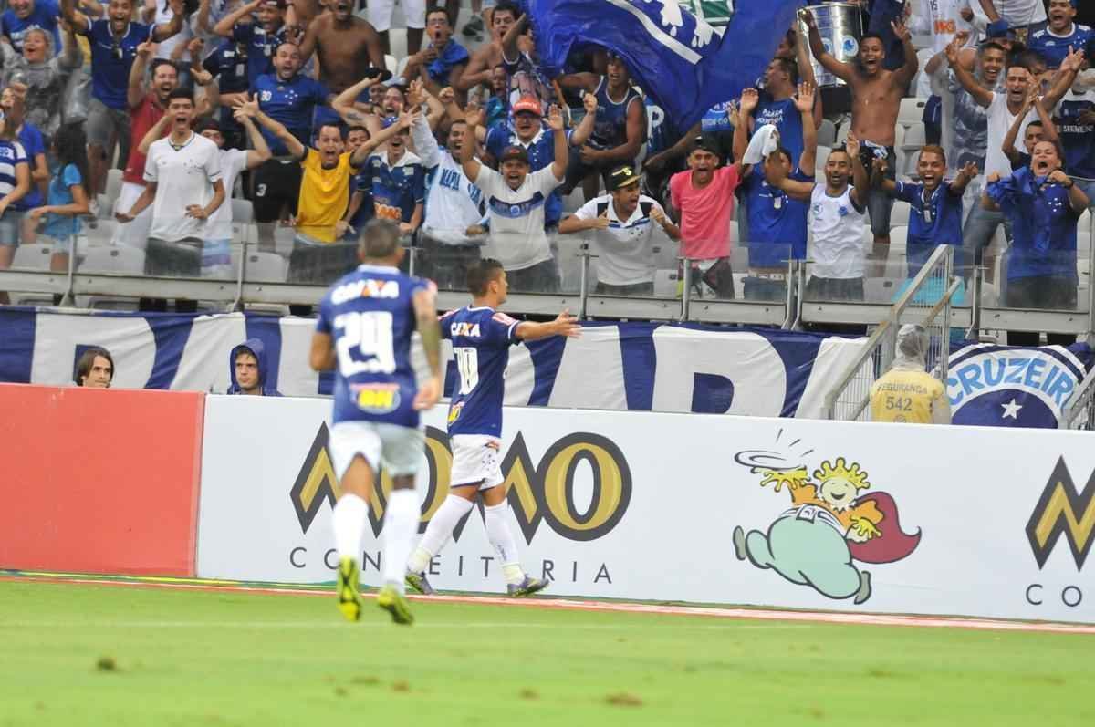 Arrascaeta marcou o gol do Cruzeiro aos 43 do primeiro tempo