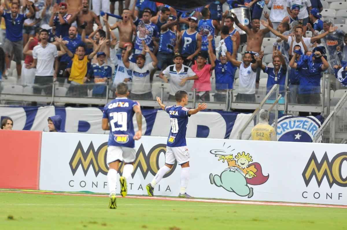 Arrascaeta marcou o gol do Cruzeiro aos 43 do primeiro tempo