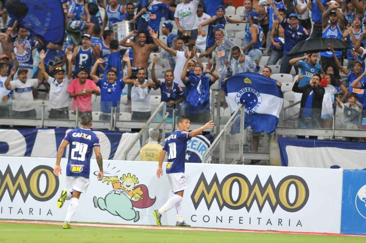 Arrascaeta marcou o gol do Cruzeiro aos 43 do primeiro tempo