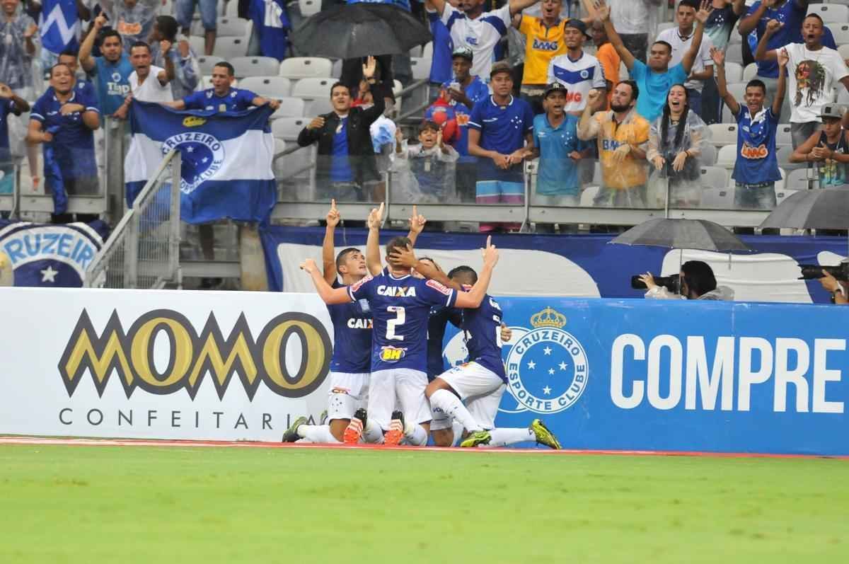 Arrascaeta marcou o gol do Cruzeiro aos 43 do primeiro tempo