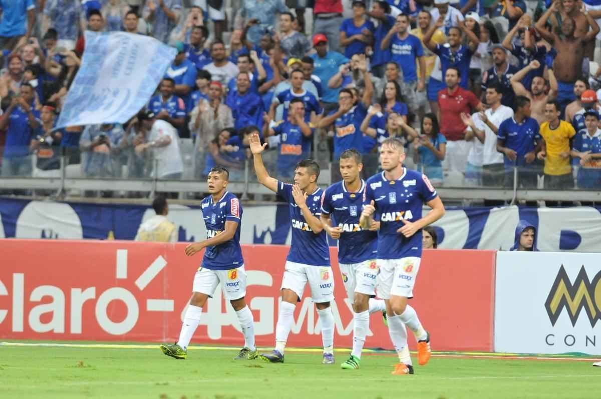 Arrascaeta marcou o gol do Cruzeiro aos 43 do primeiro tempo
