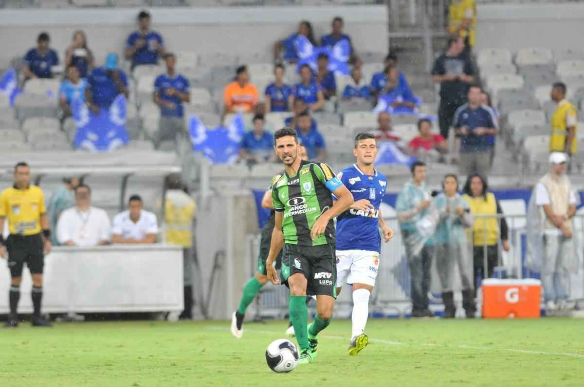 Cruzeiro e Amrica ficaram no empate, e permitiriam a chegada do Uberlndia  liderana