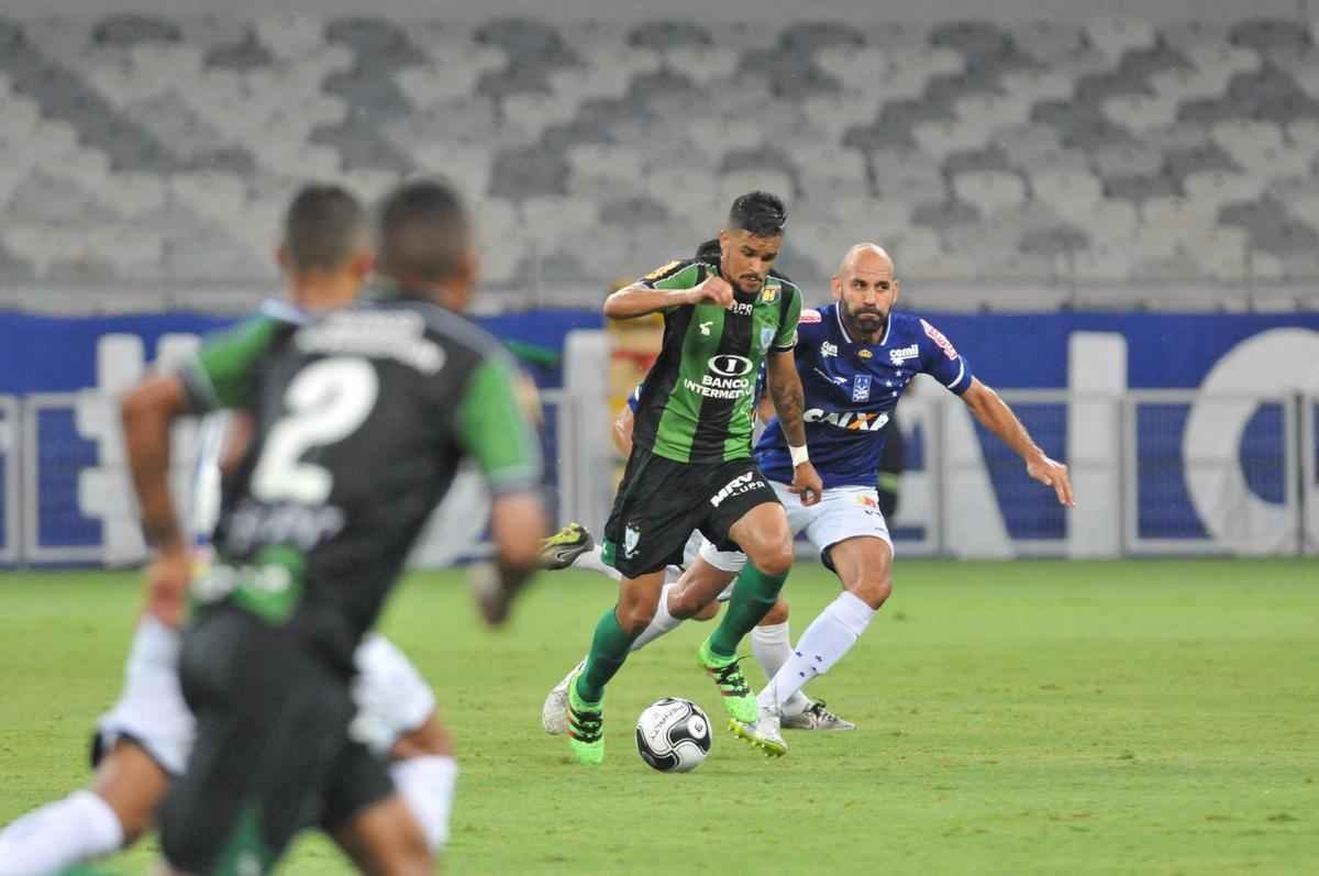 Cruzeiro e Amrica ficaram no empate, e permitiriam a chegada do Uberlndia  liderana