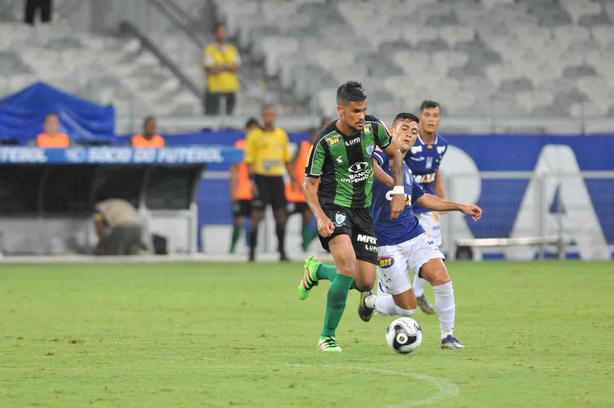Cruzeiro e Amrica ficaram no empate, e permitiriam a chegada do Uberlndia  liderana