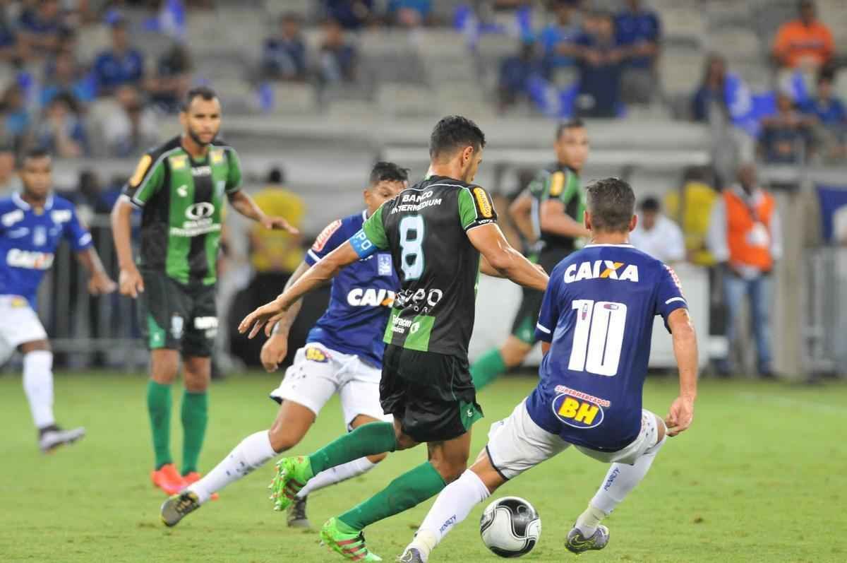 Cruzeiro e Amrica ficaram no empate, e permitiriam a chegada do Uberlndia  liderana