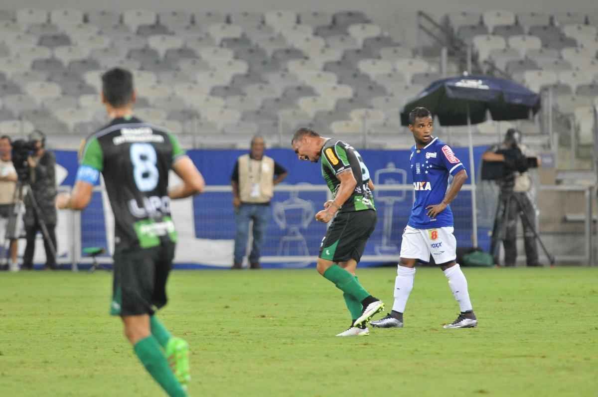 Cruzeiro e Amrica ficaram no empate, e permitiriam a chegada do Uberlndia  liderana