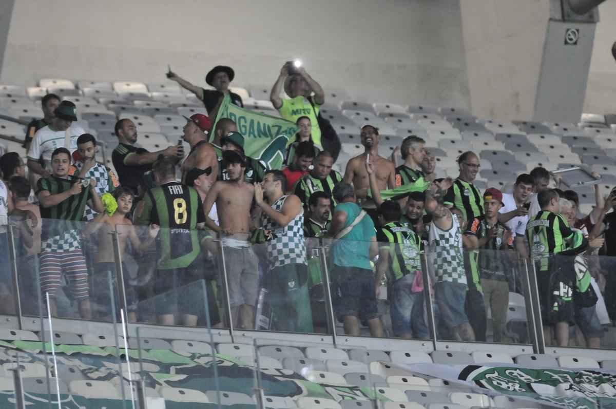 Cruzeiro e Amrica ficaram no empate, e permitiriam a chegada do Uberlndia  liderana