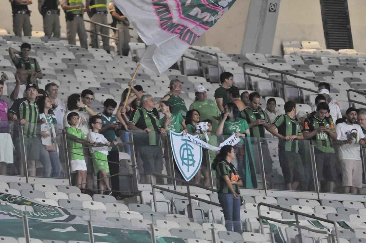 Cruzeiro e Amrica ficaram no empate, e permitiriam a chegada do Uberlndia  liderana