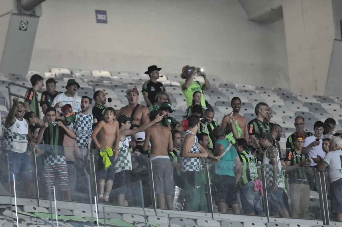 Cruzeiro e Amrica ficaram no empate, e permitiriam a chegada do Uberlndia  liderana