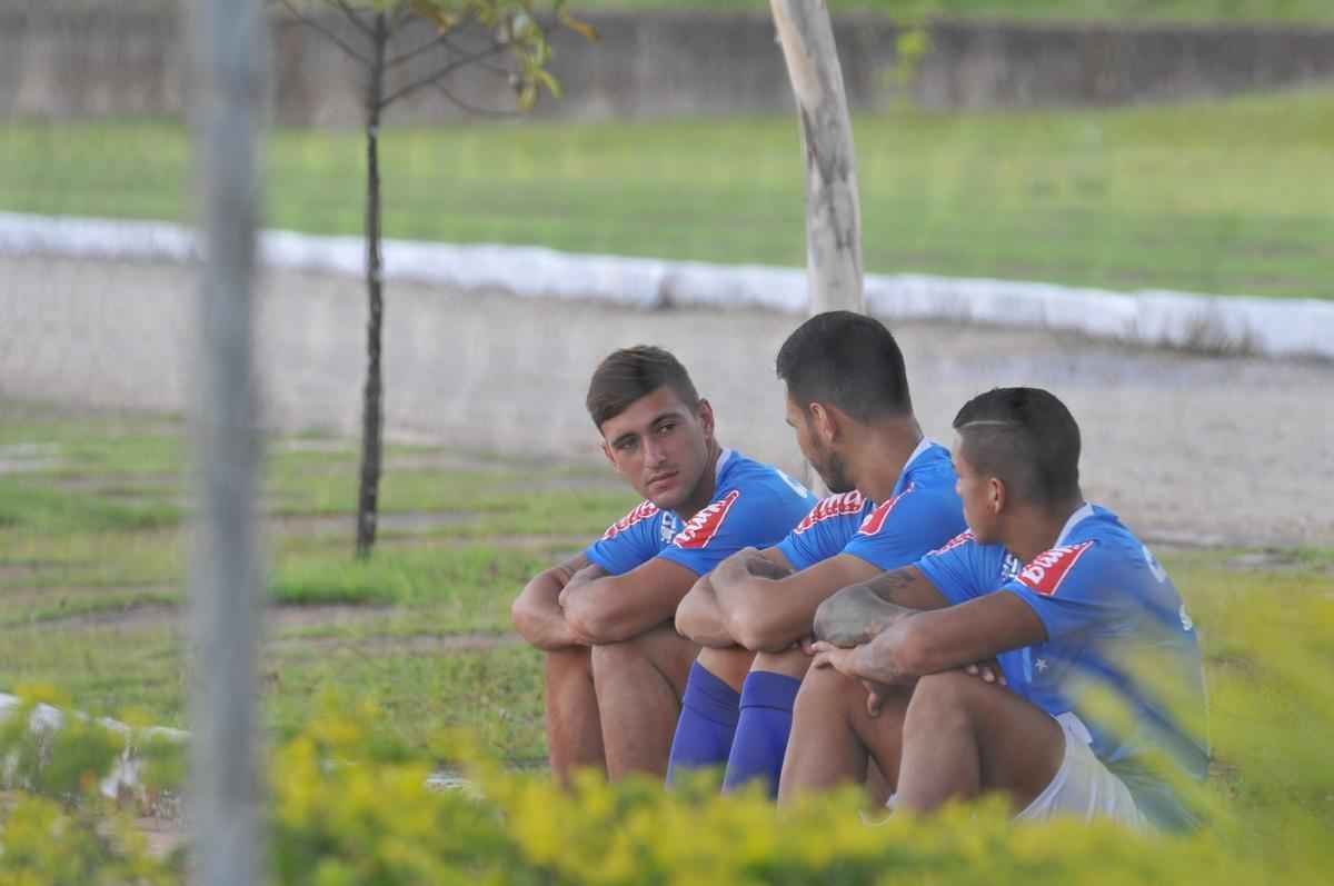Arrascaeta conversa com Snchez Mio e Lucas Romero durante jogo-treino