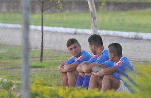 Arrascaeta conversa com Snchez Mio e Lucas Romero durante jogo-treino