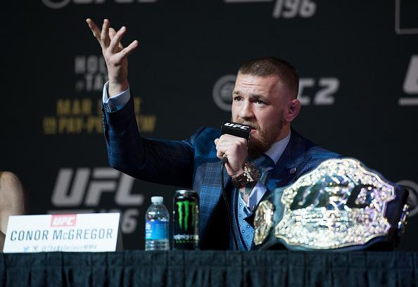 Media Day do UFC 196 - Conor McGregor ao lado do cinturo peso pena