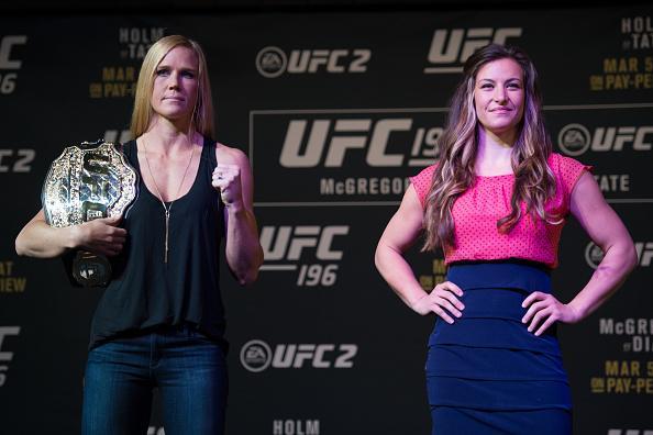 Media Day do UFC 196 - Holly Holm, com o cinturo, e Miesha Tate