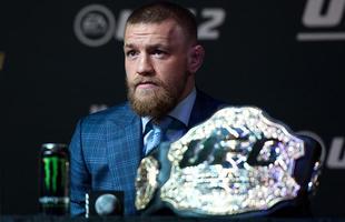 Media Day do UFC 196 - Conor McGregor concede entrevista e exibe o cinturo