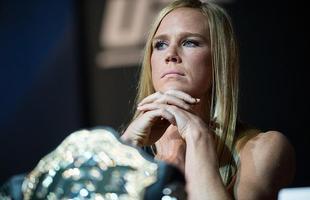 Media Day do UFC 196 - Holly Holm, com o cinturo, mostra concentrao