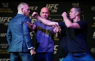 Media Day do UFC 196 - Nate Diaz estica o brao com punho cerrado ante McGregor