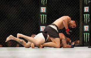 UFC 196, em Las Vegas - Jason Saggo solta a mo contra Justin Salas e vence por TKO
