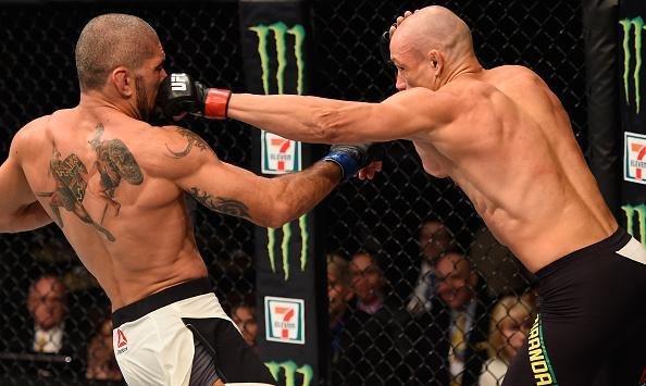 UFC 196, em Las Vegas - Vitor Miranda solta golpes fortes e nocauteia Marcelo Guimares