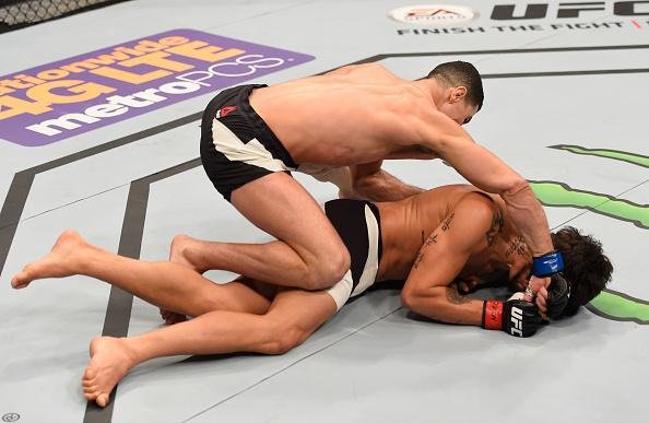 UFC 196, em Las Vegas - Erick Silva cai j nocauteado e Nordine Taleb golpeia