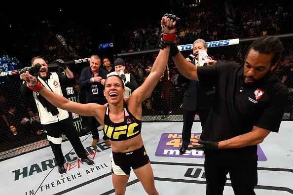 UFC 196, em Las Vegas - Amanda Nunes tem o brao erguido e comemora vitria 