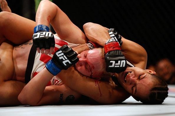 UFC 196, em Las Vegas - Amanda Nunes tenta finalizar com estrangulamento