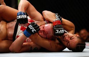 UFC 196, em Las Vegas - Amanda Nunes tenta finalizar com estrangulamento
