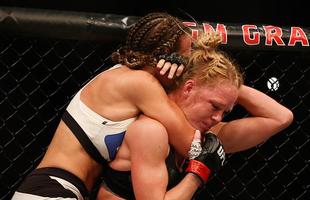 UFC 196, em Las Vegas - Miesha Tate surpreende Holly Holm e conquista o cinturo
