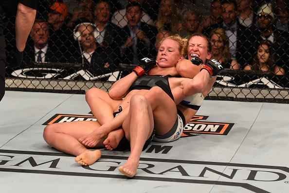 UFC 196, em Las Vegas - Miesha Tate finaliza Holly Holm e conquista o cinturo peso galo
