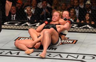 UFC 196, em Las Vegas - Miesha Tate finaliza Holly Holm e conquista o cinturo peso galo