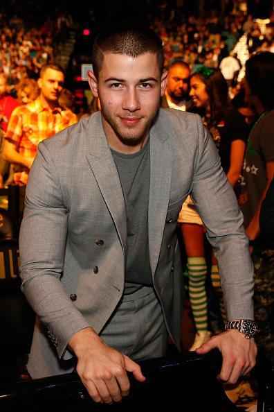 Astros presentes no UFC 196 - Cantor Nick Jones