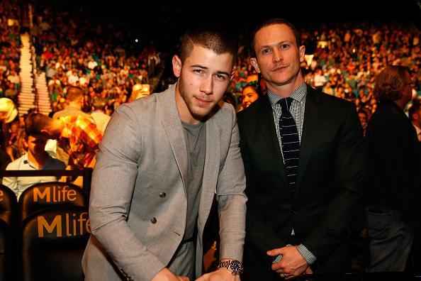 Astros presentes no UFC 196 - Cantor Nick Jones e o ator Jonathan Tucker 