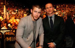 Astros presentes no UFC 196 - Cantor Nick Jones e o ator Jonathan Tucker 
