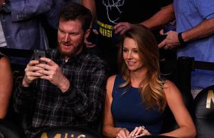 Astros presentes no UFC 196 - O piloto da Nascar, Dale Earnhardt Jr, e a namorada, Amy Reimann 