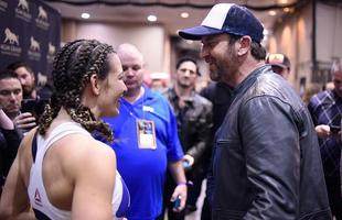 Astros presentes no UFC 196 - A campe Miesha Tate com o ator Gerard Butler