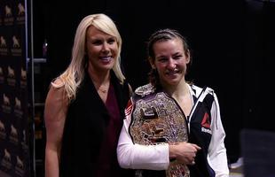 Astros presentes no UFC 196 - DeLana Harvick cumprimenta a campe Miesha Tate