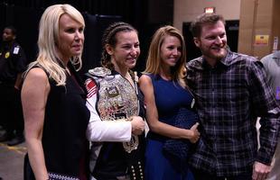 Astros presentes no UFC 196 - Dale Earnheardt Jr. e a namorada cumprimentam Miesha Tate