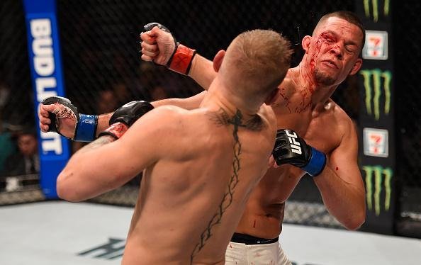 Nate Diaz vence Conor McGregor por finalizao na luta principal do UFC 196