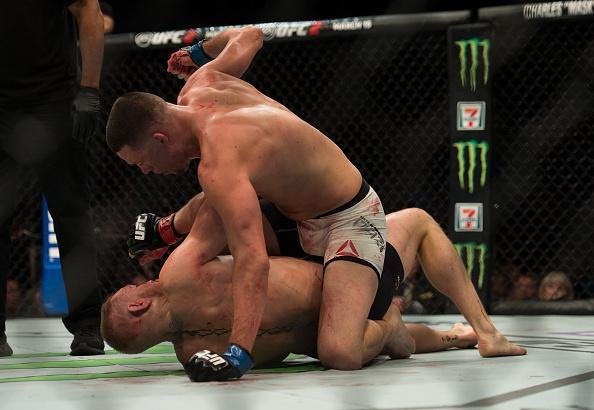 Nate Diaz vence Conor McGregor por finalizao na luta principal do UFC 196