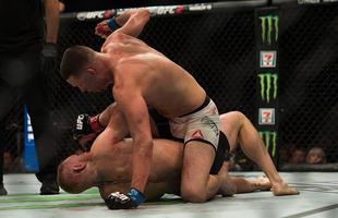 Nate Diaz vence Conor McGregor por finalizao na luta principal do UFC 196