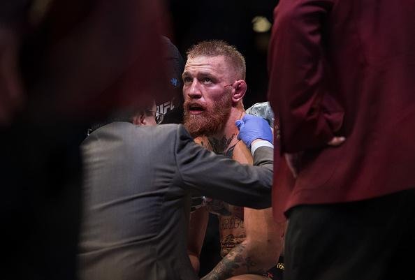 Nate Diaz vence Conor McGregor por finalizao na luta principal do UFC 196