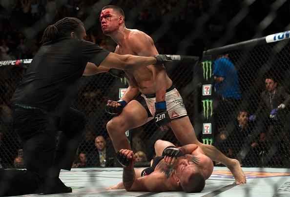 Nate Diaz vence Conor McGregor por finalizao na luta principal do UFC 196