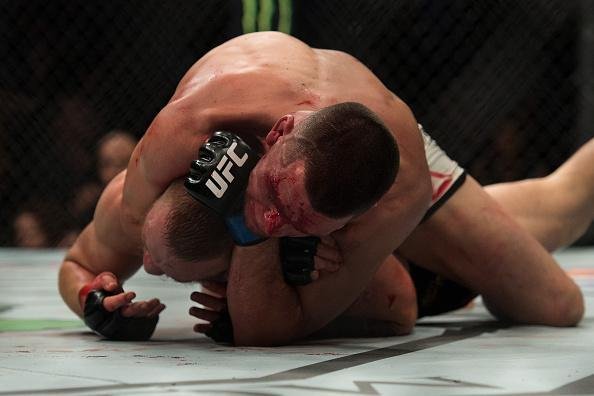 Nate Diaz vence Conor McGregor por finalizao na luta principal do UFC 196