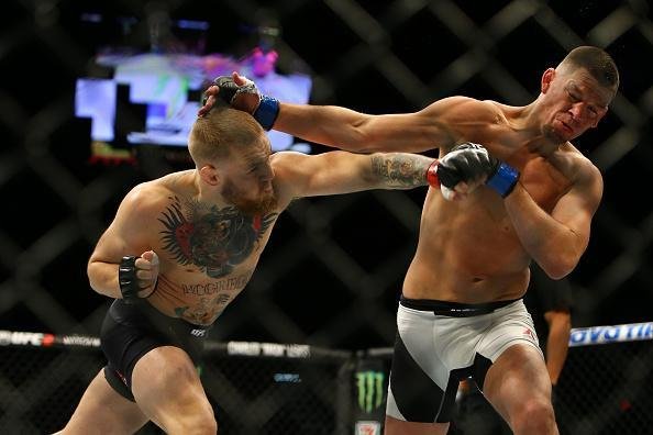 Nate Diaz vence Conor McGregor por finalizao na luta principal do UFC 196